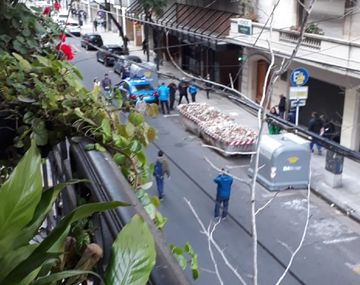 Piden que la Justicia investigue quién puso volquetes con piedras