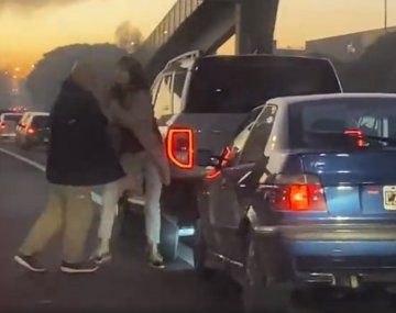 VIDEO: Chocó la camioneta de una mujer