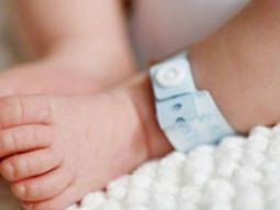 un bebe murio de frio mientras su mama hacia cola en el banco un bebe murio de frio mientras su mama hacia cola en el banco