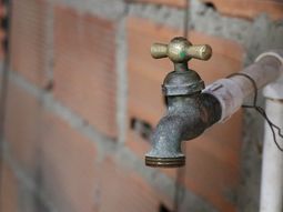 El presidente de OSE dijo que quedan 18 días de suministro de agua potable en el área metropolitana. El presidente de OSE dijo que quedan 18 días de suministro de agua potable en el área metropolitana.