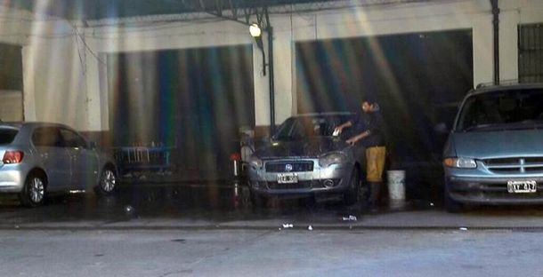 Instalaron un lavadero de autos dentro de un hospital en Avellaneda