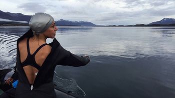 La nadadora Alejandra Broglia unió las dos grandes islas de Malvinas La nadadora Alejandra Broglia unió las dos grandes islas de Malvinas