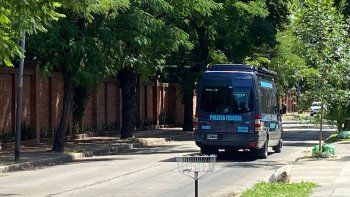 de no creer: se quedo uno de los moviles de la policia judicial al salir de la quinta de olivos de no creer: se quedo uno de los moviles de la policia judicial al salir de la quinta de olivos