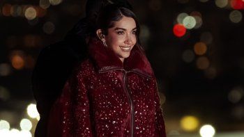 una chica es viral por su tecnica para tomar vino y no ir al bano durante el show de maria becerra una chica es viral por su tecnica para tomar vino y no ir al bano durante el show de maria becerra