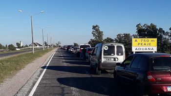 En el comienzo de las vacaciones, hubo intenso movimiento en los pasos fronterizos hacia Argentina. En el comienzo de las vacaciones, hubo intenso movimiento en los pasos fronterizos hacia Argentina.
