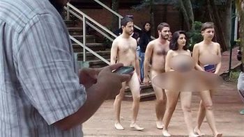 polemica por estudiantes que se pasearon desnudos por una universidad polemica por estudiantes que se pasearon desnudos por una universidad