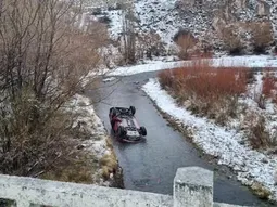 El accidente, que ocurrió en el sector del arroyo Limay Chico, sucedió durante una jornada con la calzada mojada y sectores con aguanieve. El accidente, que ocurrió en el sector del arroyo Limay Chico, sucedió durante una jornada con la calzada mojada y sectores con aguanieve.