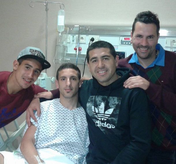 El apoyo que faltaba: Riquelme visitó al jugador que fracturó Tevez