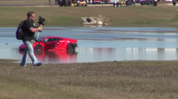 Hizo una mala maniobra y la Lamborghini terminó en el agua: mirá el video