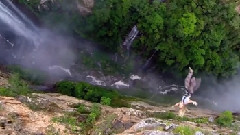 impresionante: hacen bungee jumping en unas cataratas impresionante: hacen bungee jumping en unas cataratas