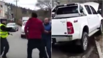 empujo una camioneta mal estacionada, la choco y termino a las pinas con los duenos empujo una camioneta mal estacionada, la choco y termino a las pinas con los duenos