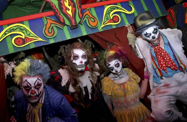 Madre e hija son atacadas por payasos con juguetes sexuales en una casa embrujada