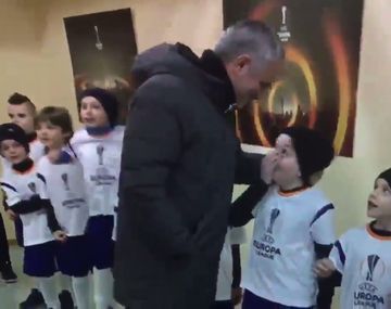 VIDEO: La reacción de un nene cuando conoce a Mourinho