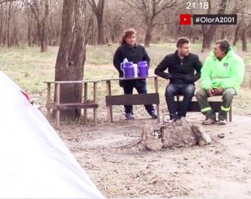 El sueldo no alcanza: es empleado municipal y vive en una carpa a orillas del río Luján