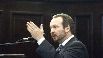 sabbatella: es falso que la ley vaya a fundir a clarin sabbatella: es falso que la ley vaya a fundir a clarin