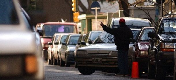 Los trapitos ahora van por los colegios: recaudan 200 mil pesos diarios