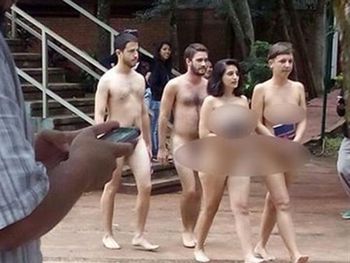 Polémica por estudiantes que se pasearon desnudos por una universidad