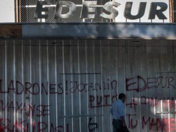 Insólito: hasta la sede de Edesur de Lanús no tiene luz