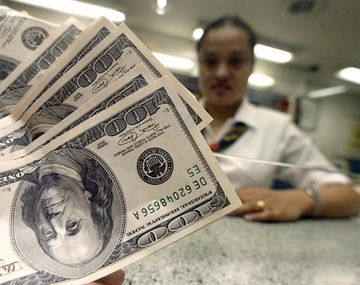 El dólar oficial subió un centavo y el ilegal retrocedió a $9