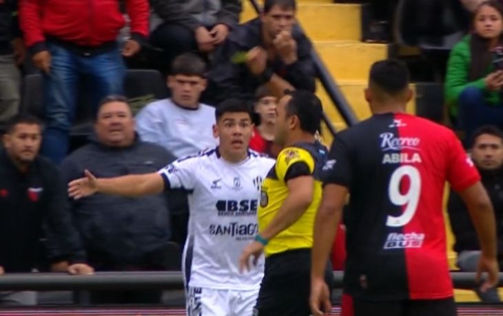 Fernando Espinoza empujó a un jugador y volvió a generar polémica