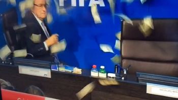insolito: joseph blatter fue humillado en plena conferencia insolito: joseph blatter fue humillado en plena conferencia