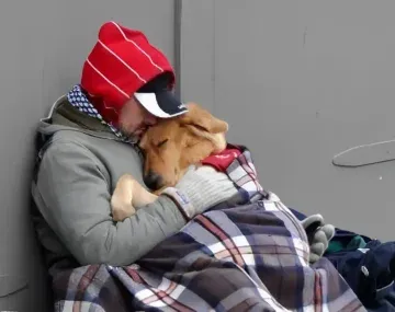 Juan murió de frío en Mendoza por no dejar solo a su perro. Foto: gentileza diario Los Andes.