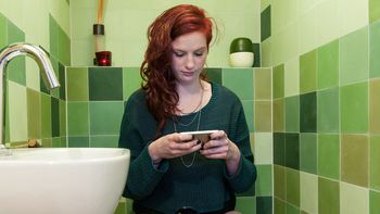 un asco: la pantalla del movil tiene 30 veces mas bacterias que el inodoro un asco: la pantalla del movil tiene 30 veces mas bacterias que el inodoro