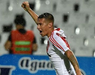 Carlos Auzqui celebra el gol del empate