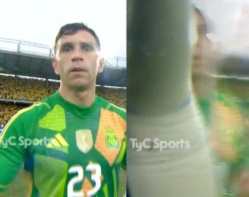 Dibu Martínez, enojado tras la derrota de la Selección.