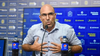 El presidente de Rosario Central cruzó a Milito y respondió a las críticas: El único poder que tenemos es...