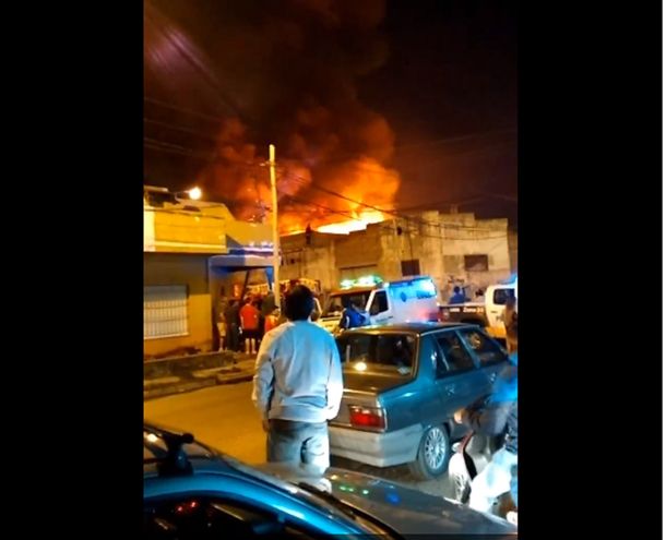 Voraz incendio afecta una fabrica de velas en Lanús