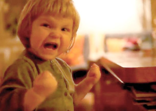 Una nena con risa diabólica estremece a la web