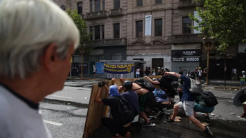 detuvieron al manifestante que habria arrojado una molotov en la marcha contra la reforma laboral detuvieron al manifestante que habria arrojado una molotov en la marcha contra la reforma laboral