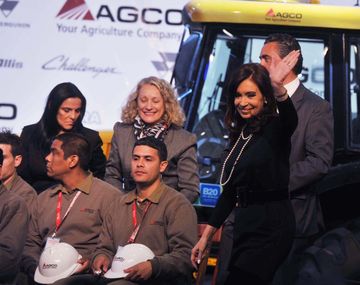 Junto a candidatos del FPV