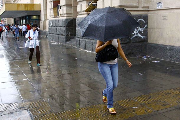 Rige un alerta por lluvias intensas en la Ciudad para todo el martes