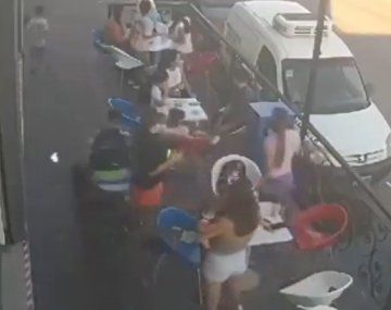 José C. Paz: tomaban un helado en la vereda y los atropelló un motociclista