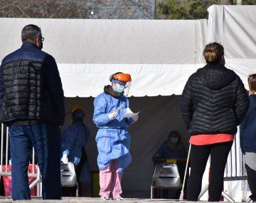 Argentina registra una baja sostenida de casos de coronavirus desde hace 13 semanas