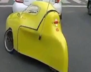 Se acabó el misterio: qué es el extraño vehículo amarillo que circula en La Plata