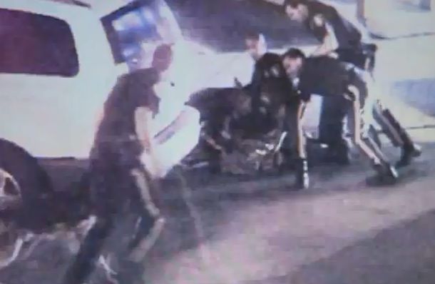 Brutal golpiza de cinco policías a un joven en Estados Unidos