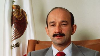 En 1988, Carlos Salinas de Gortari es proclamado presidente electo de México. En 1988, Carlos Salinas de Gortari es proclamado presidente electo de México.