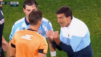 Explotó Costas contra el árbitro: Racing convirtió, pero se lo anularon por penal a favor de Barracas