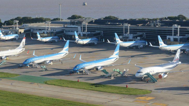 Aerolíneas Argentinas decidió parar 24 horas y afectó vuelos a Uruguay.