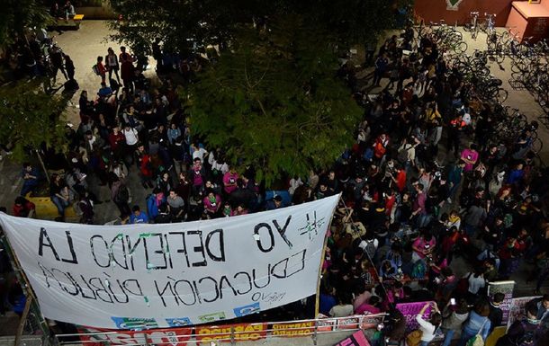 En medio de la lluvia, miles de personas marchan por la universidad pública