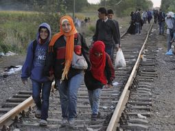 Política sueca propone frenar a los refugiados con una ametralladora