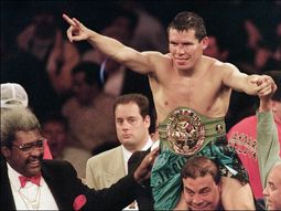 Julio César Chávez pierde su invicto un 29 de enero de 1994, luego de 89 victorias en 90 combates, ante el estadounidense Frankie Randall. Julio César Chávez pierde su invicto un 29 de enero de 1994, luego de 89 victorias en 90 combates, ante el estadounidense Frankie Randall.