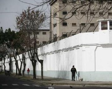 Preso ofrece cortarse las piernas 