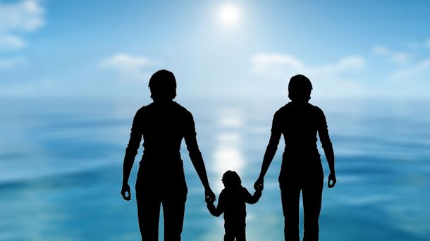 Conocé la historia del nene de 10 años que pasó a tener legalmente dos mamás