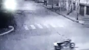 la moto fantasma: una camara de seguridad la filmo andando y sin conductor la moto fantasma: una camara de seguridad la filmo andando y sin conductor