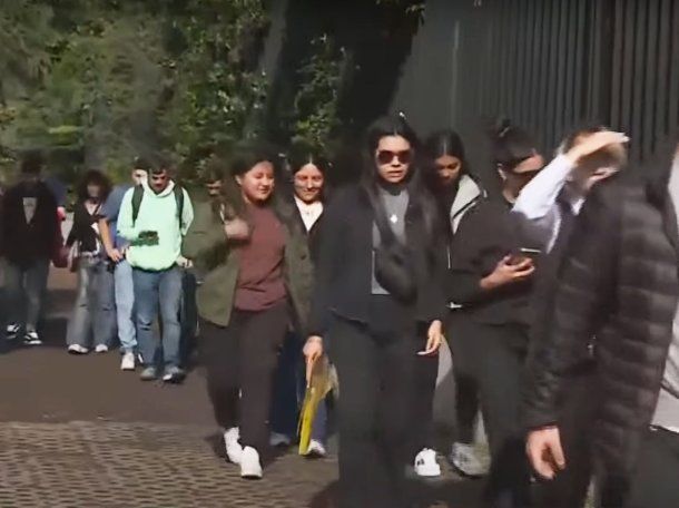 Postal de la crisis: más de 20 mil jóvenes hacen cuadras de fila para conseguir trabajo