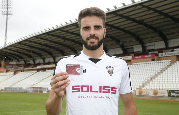 Pelayo Novo cayó del tercer piso de una concentración